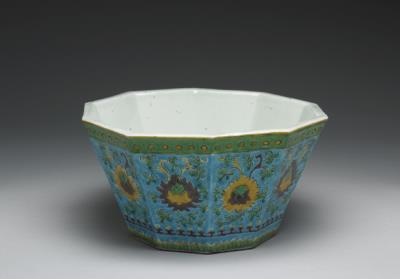 图片[2]-Flower pot with Indian lotus decoration in sancai polychrome enamels on a sky blue ground, Ming dynasty, Zhengde reign (1506-1521)-China Archive